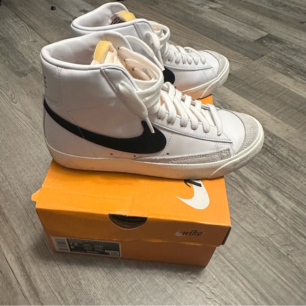 Nike Blazer Mid '77 Sneakers